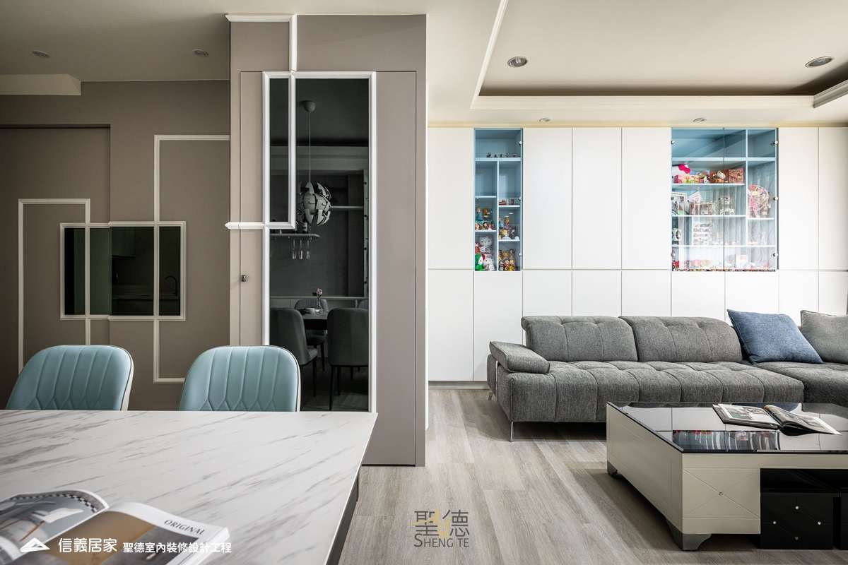 灰色客廳室內裝潢設計，包括茶几、收納櫃、椅子、展示櫃、L型沙發、置物櫃、線板裝潢圖片