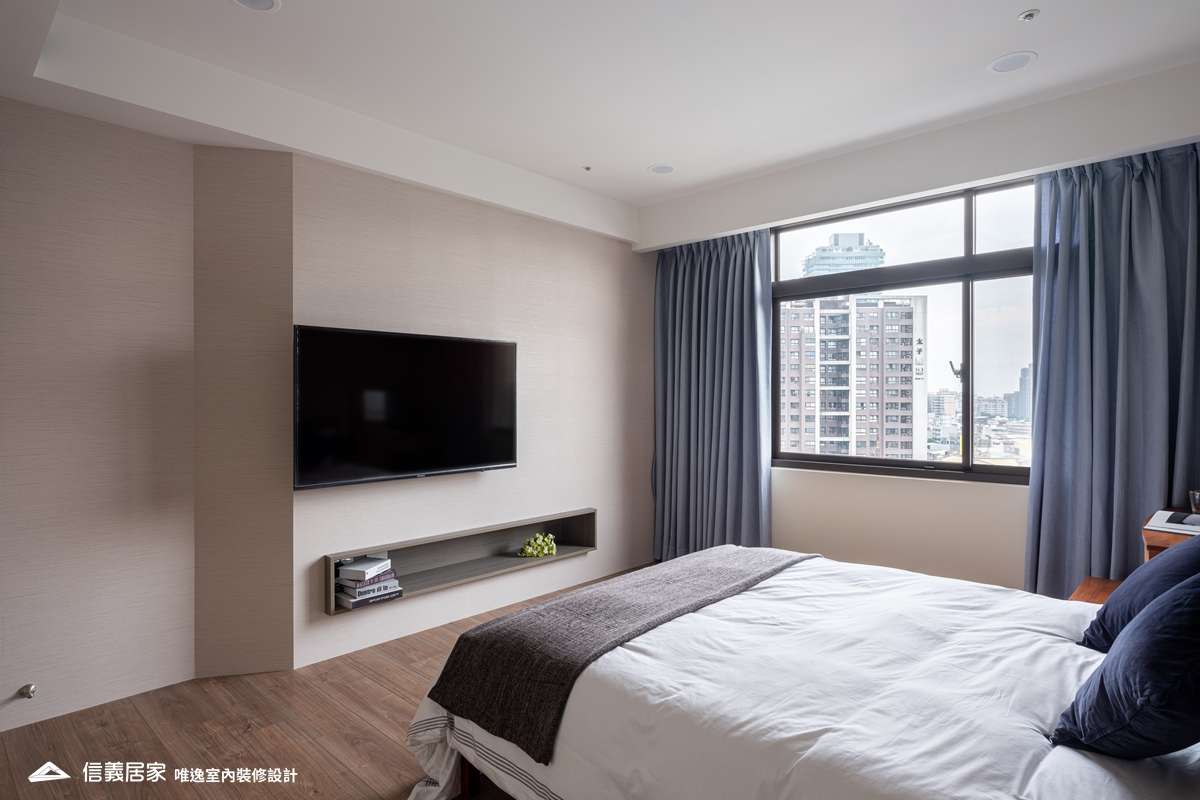 米色臥室室內裝潢設計，包括窗簾、床、收納櫃裝潢圖片