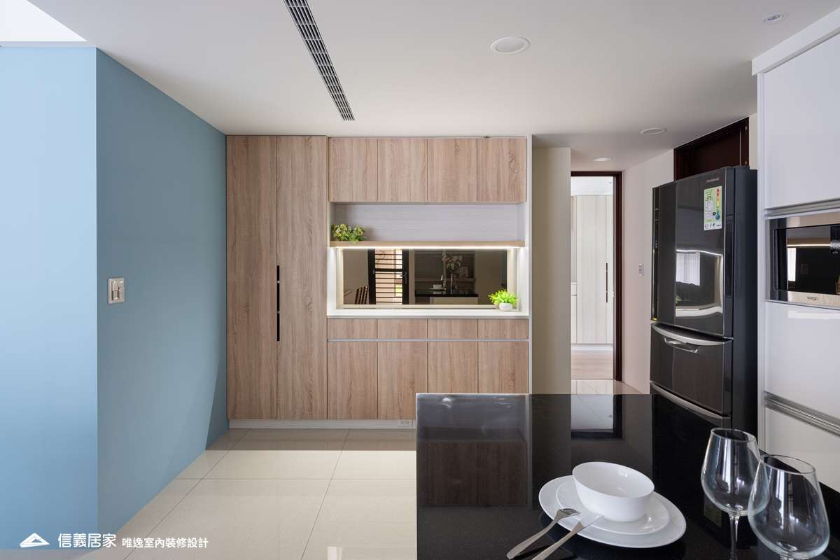 藍色廚房室內裝潢設計，包括收納櫃、吧台、置物櫃裝潢圖片