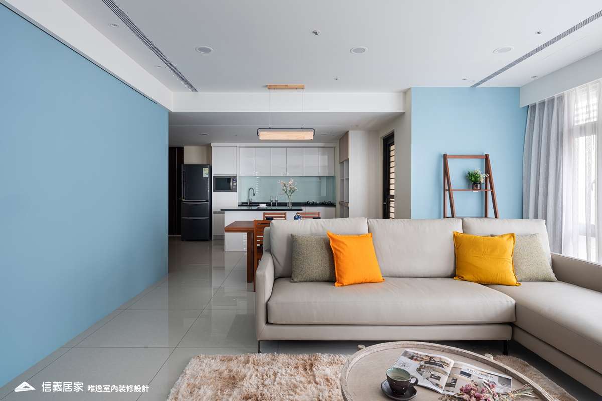 藍色客廳室內裝潢設計，包括窗簾、沙發、茶几裝潢圖片