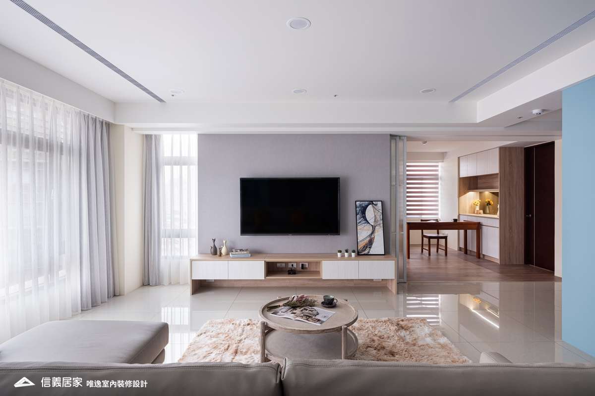 白色客廳室內裝潢設計，包括窗簾、沙發、茶几、矮櫃、地毯裝潢圖片