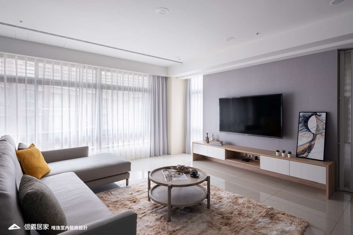 白色客廳室內裝潢設計，包括窗簾、茶几、電視牆、電視櫃、地毯、L型沙發裝潢圖片