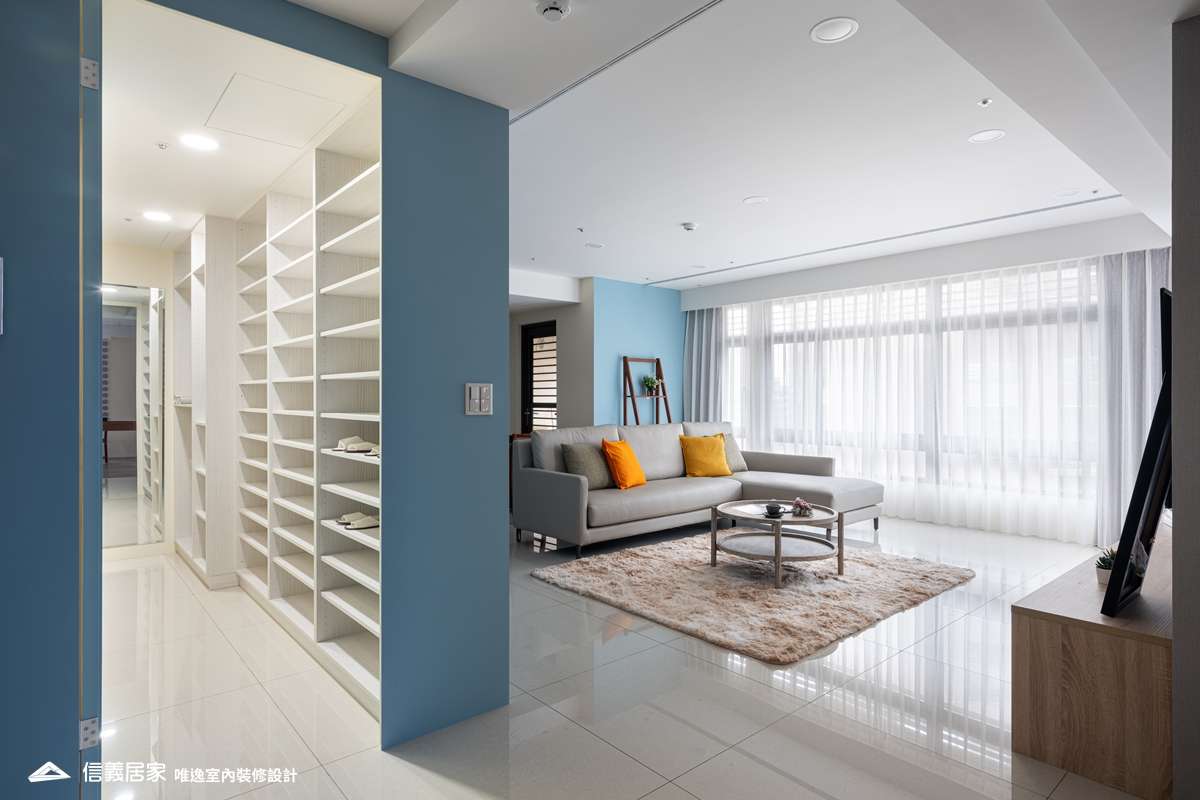 白色客廳,白色玄關室內裝潢設計，包括窗簾、茶几、收納櫃、地毯、L型沙發裝潢圖片