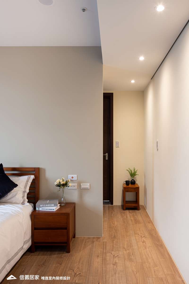 白色臥室室內裝潢設計，包括床、矮櫃裝潢圖片