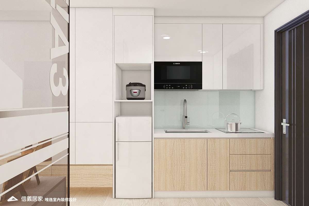 白色廚房,白色玄關室內裝潢設計，包括收納櫃、流理台、矮櫃、置物櫃裝潢圖片