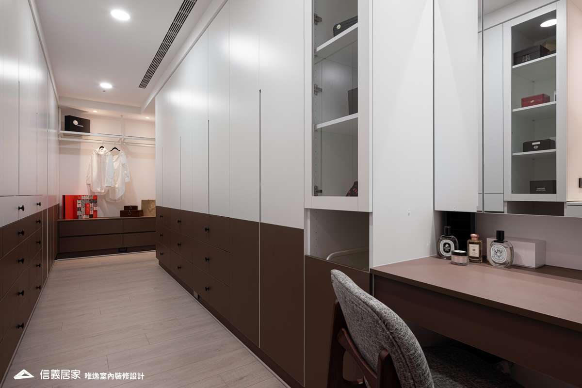 白色更衣室室內裝潢設計，包括收納櫃、椅子裝潢圖片