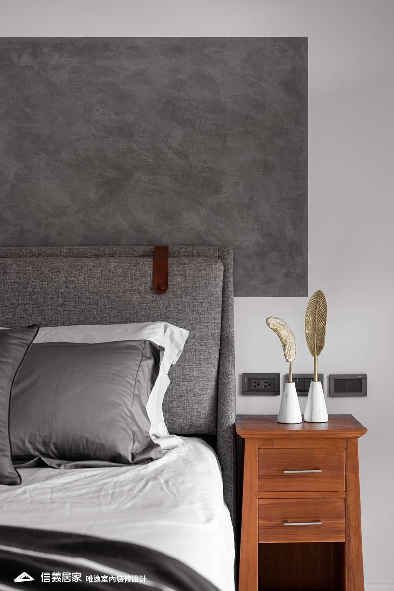 白色臥室室內裝潢設計，包括床、矮櫃、床頭主牆裝潢圖片