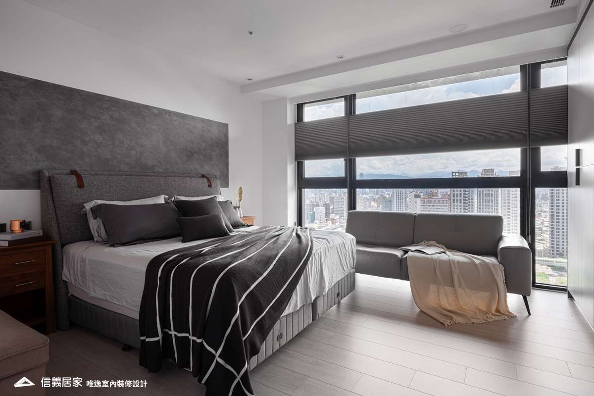 白色臥室室內裝潢設計，包括床、椅子、矮櫃、床頭主牆裝潢圖片