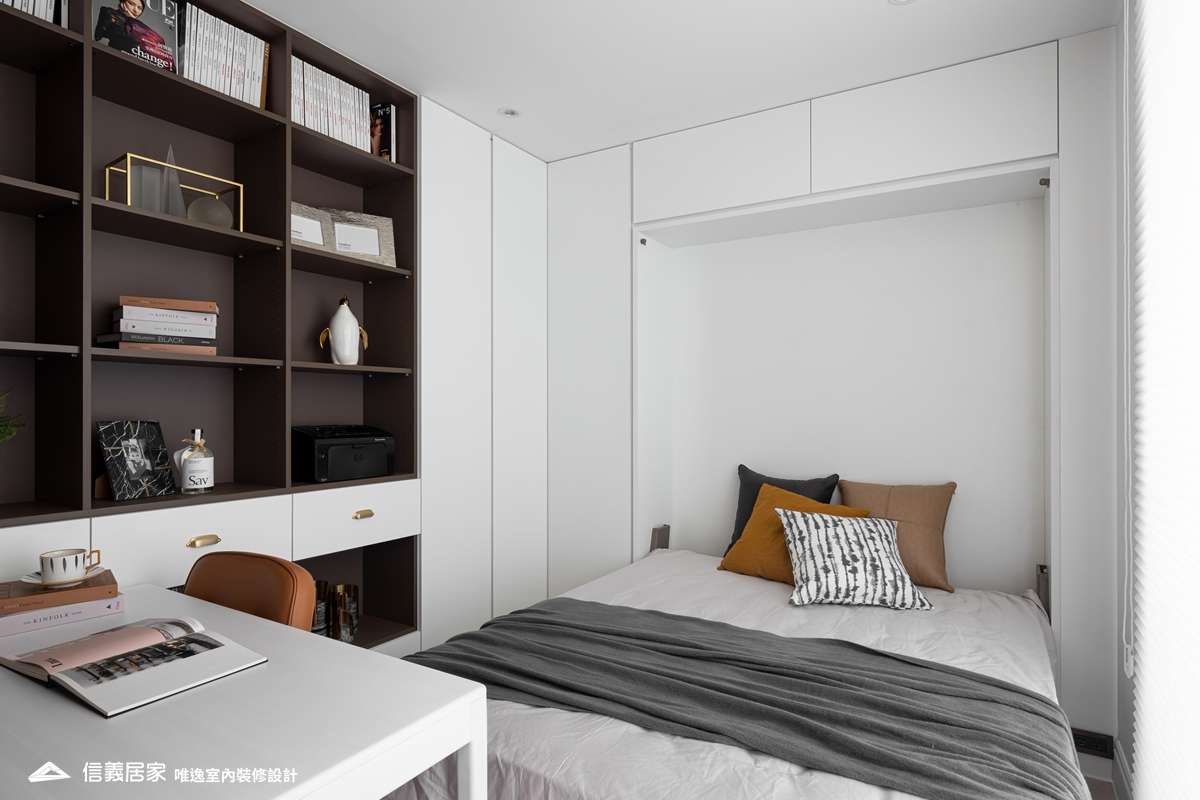 白色書房室內裝潢設計，包括床、椅子、展示櫃、書桌、書櫃裝潢圖片