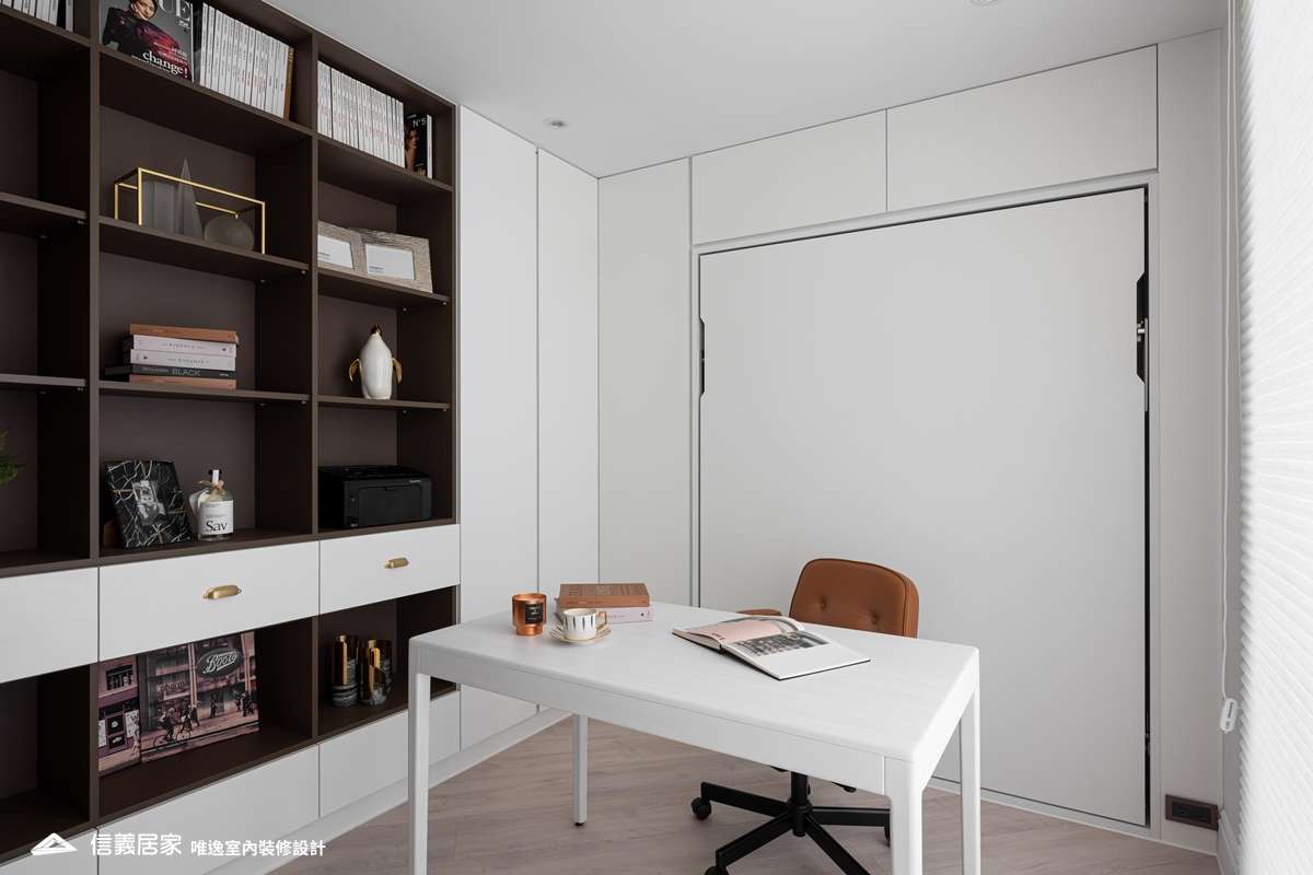 白色書房室內裝潢設計，包括椅子、展示櫃、書桌、書櫃裝潢圖片