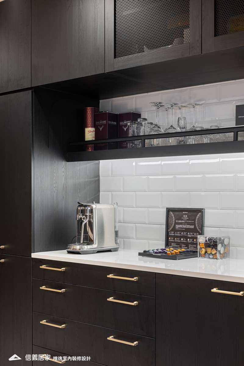 咖啡色餐廳室內裝潢設計，包括收納櫃、矮櫃、置物櫃裝潢圖片