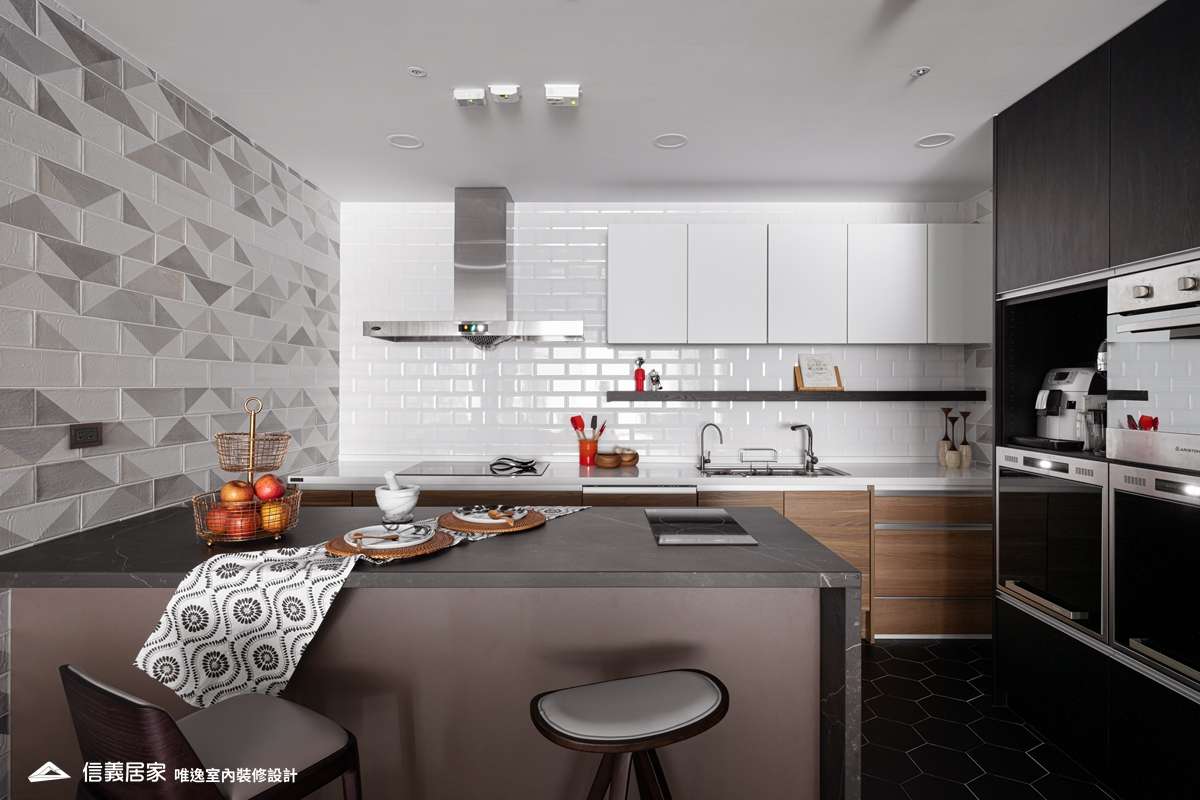 白色廚房室內裝潢設計，包括收納櫃、流理台、餐椅、吧台裝潢圖片