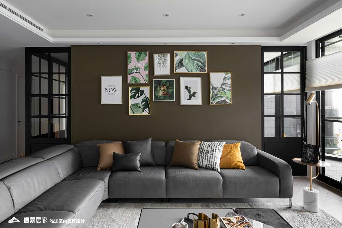 白色客廳室內裝潢設計，包括沙發、茶几、燈具、沙發牆、立燈、百葉窗裝潢圖片