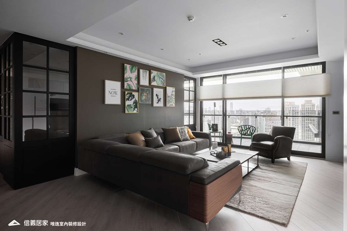 白色客廳室內裝潢設計，包括沙發、茶几、沙發牆裝潢圖片