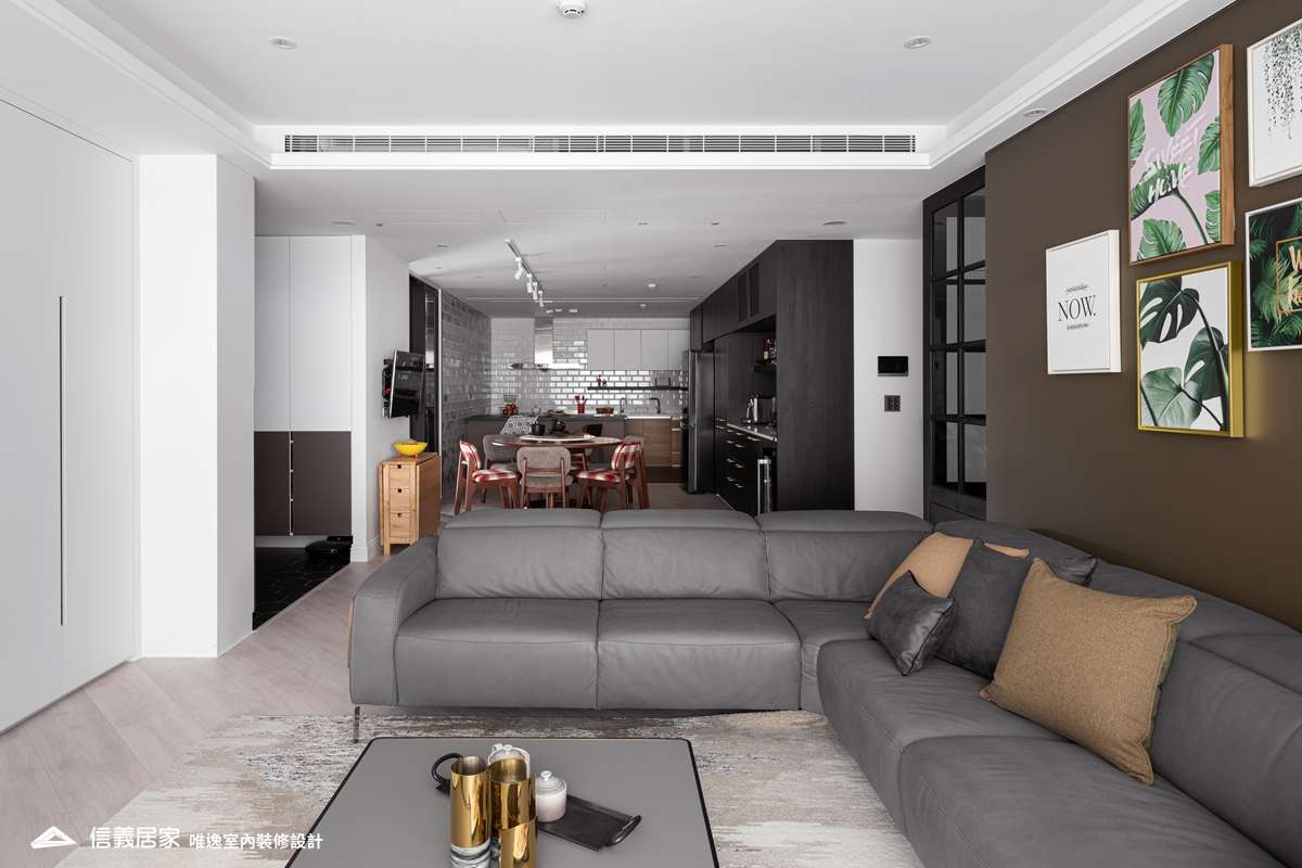 白色客廳室內裝潢設計，包括沙發、茶几、收納櫃、沙發牆、置物櫃裝潢圖片