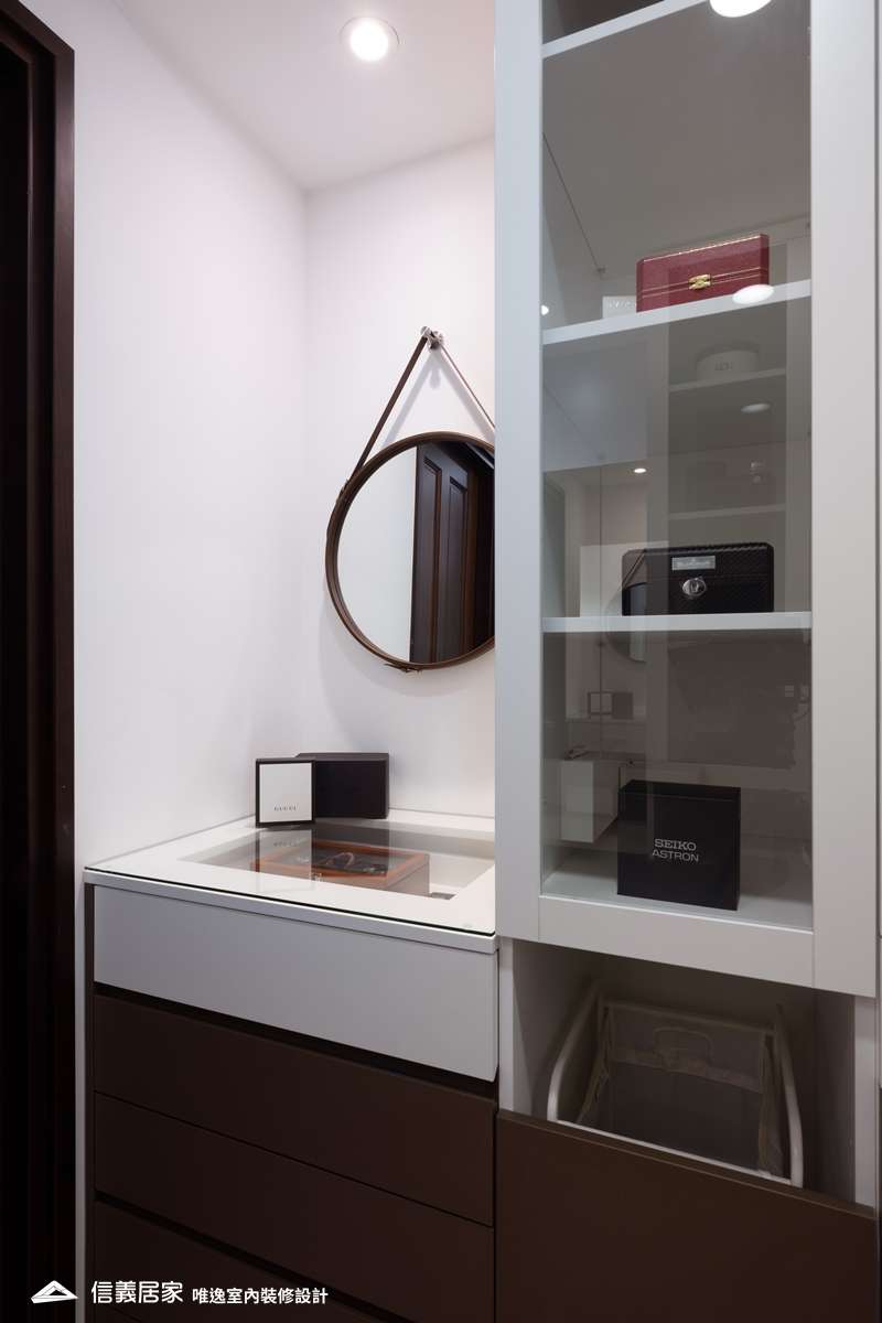 白色更衣室室內裝潢設計，包括收納櫃、鏡子、展示櫃、化妝台裝潢圖片