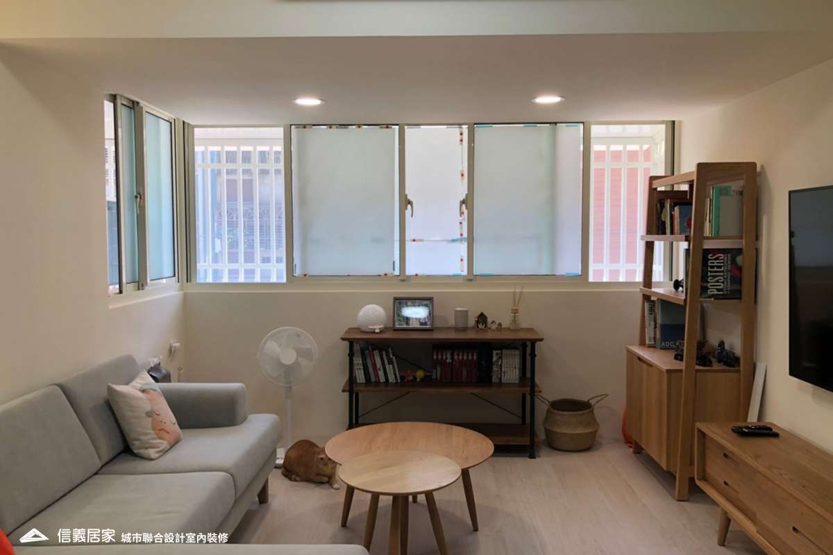 白色客廳室內裝潢設計，包括茶几、矮櫃、L型沙發裝潢圖片