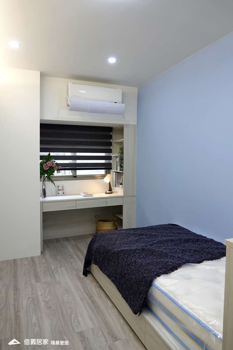 藍色臥室室內裝潢設計，包括窗簾、床、書桌裝潢圖片