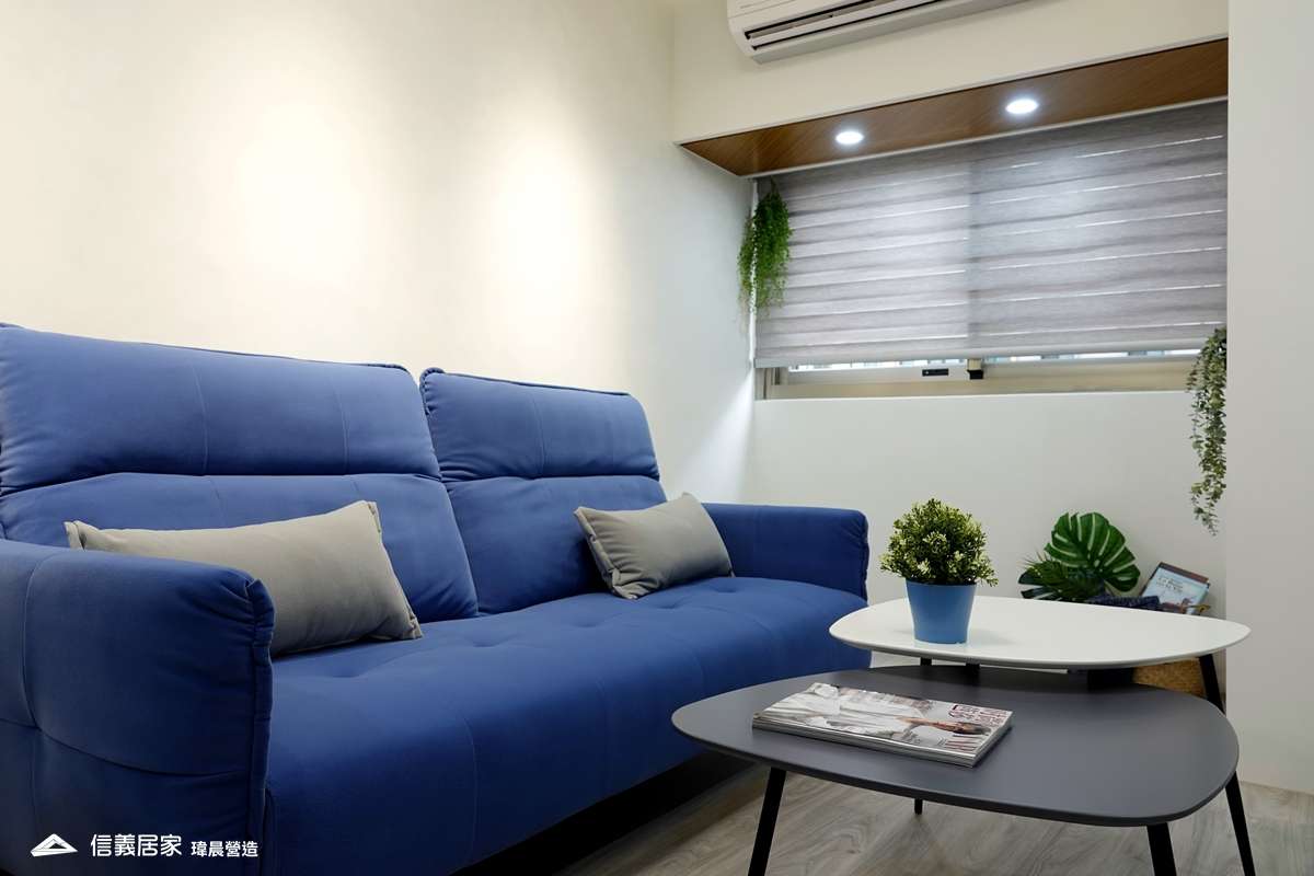 白色客廳室內裝潢設計，包括窗簾、沙發、茶几裝潢圖片