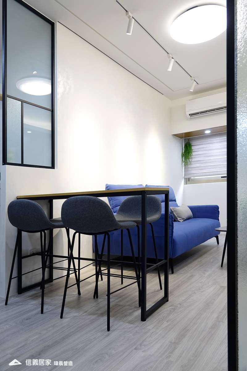 白色餐廳室內裝潢設計，包括沙發、餐桌、餐椅裝潢圖片