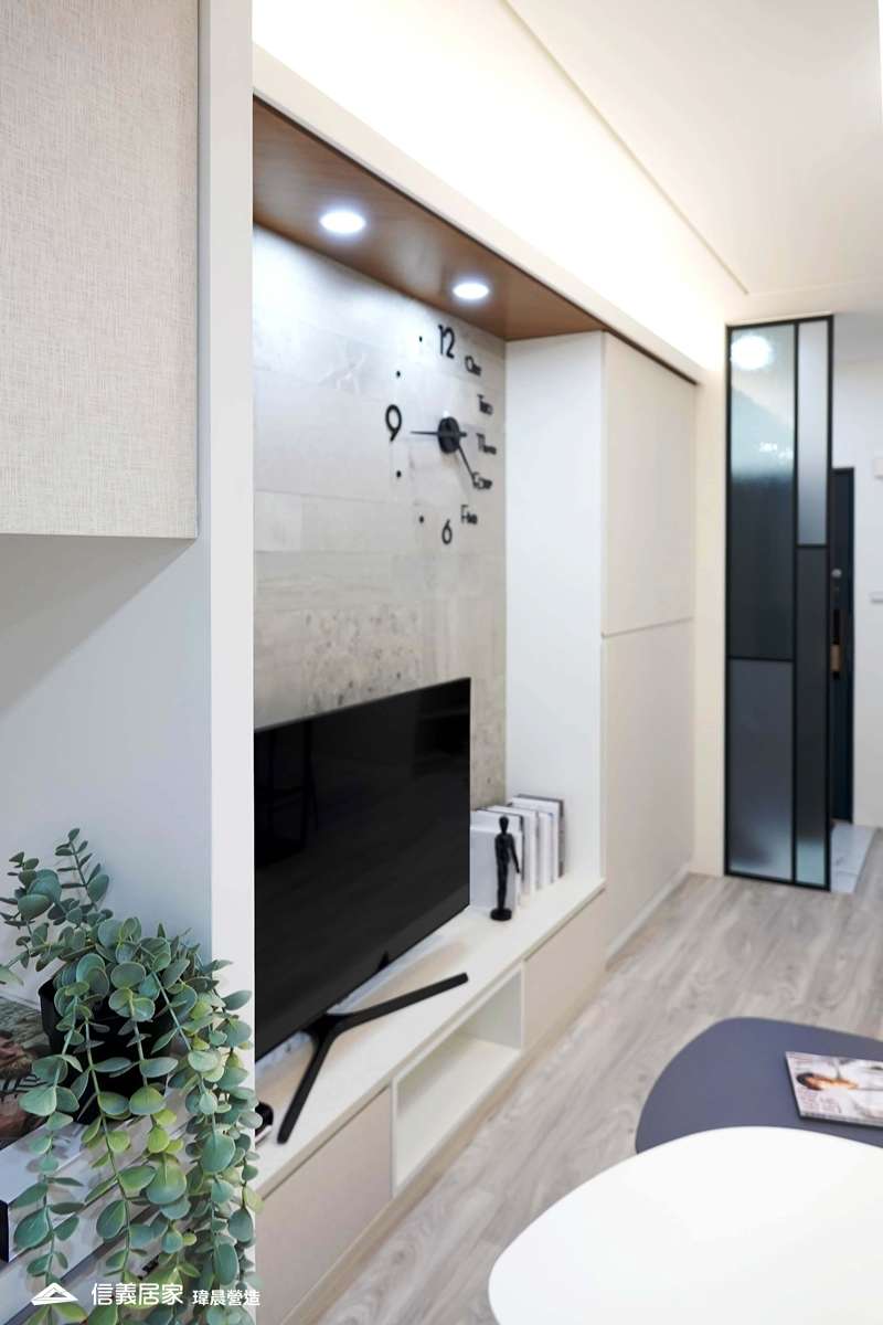 白色客廳室內裝潢設計，包括收納櫃、電視櫃、置物櫃裝潢圖片