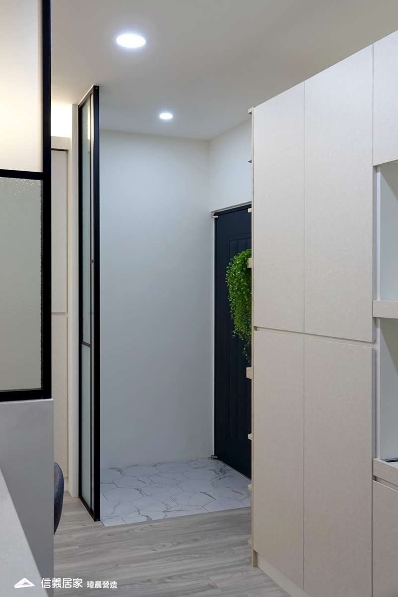 白色玄關室內裝潢設計，包括收納櫃、矮櫃、隔屏、置物櫃裝潢圖片