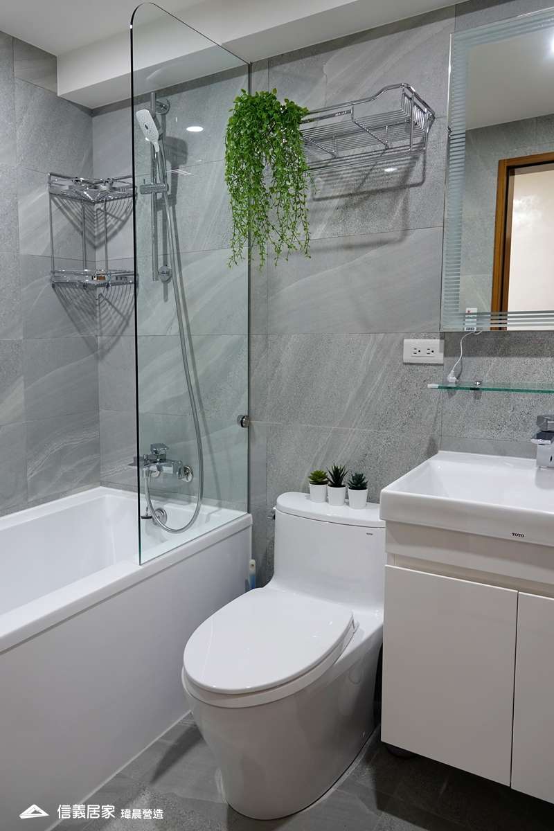 白色浴室室內裝潢設計，包括洗手台、淋浴/花灑、馬桶、浴缸裝潢圖片