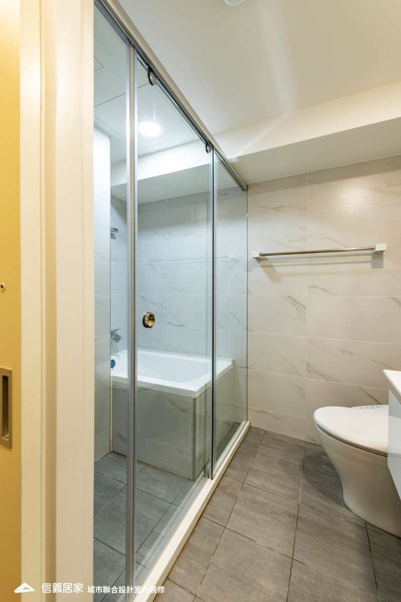 灰色浴室,灰色乾濕分離室內裝潢設計，包括毛巾架、馬桶、浴缸裝潢圖片