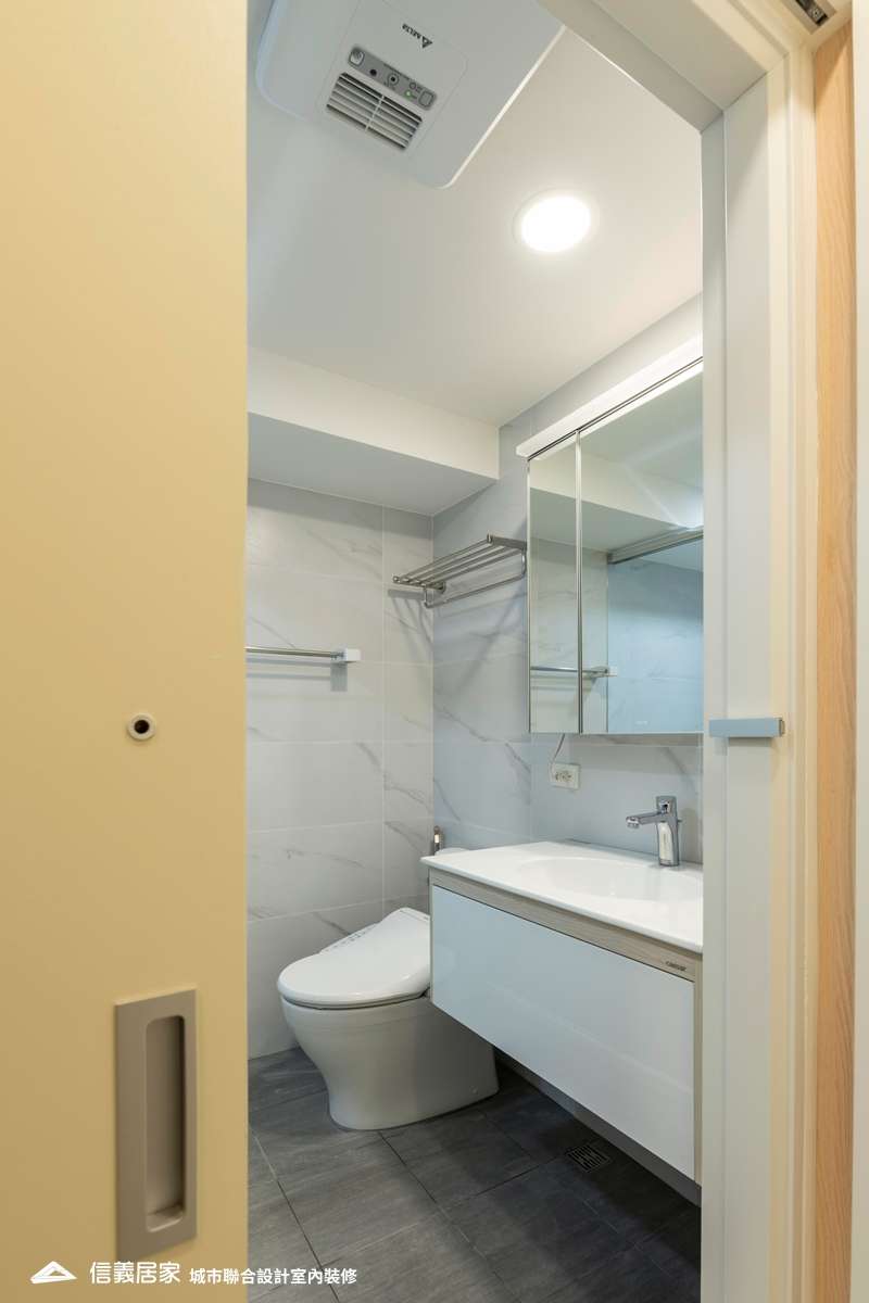 白色浴室室內裝潢設計，包括鏡子、洗手台、毛巾架、馬桶裝潢圖片