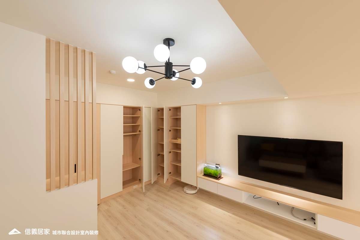 米色客廳室內裝潢設計，包括吊燈、電視牆、隔屏裝潢圖片