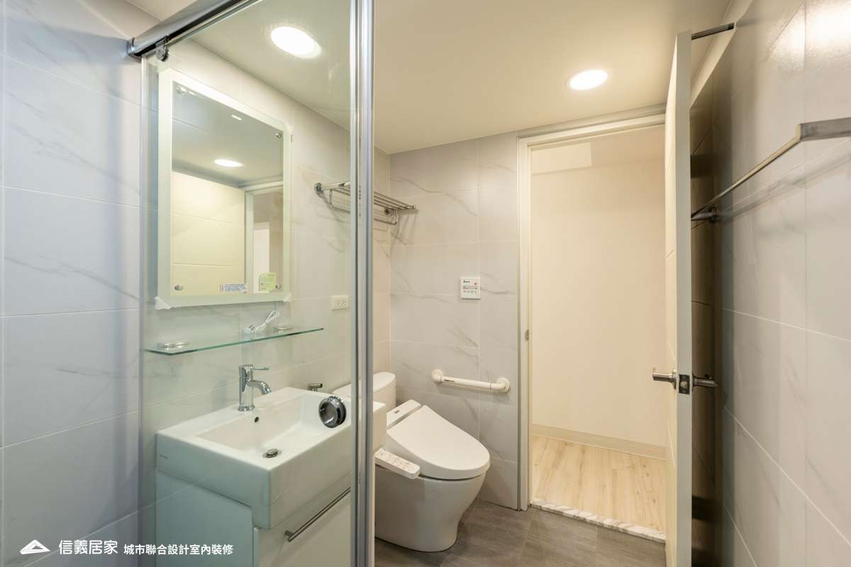 白色浴室,白色乾濕分離室內裝潢設計，包括鏡子、洗手台、淋浴/花灑、毛巾架裝潢圖片