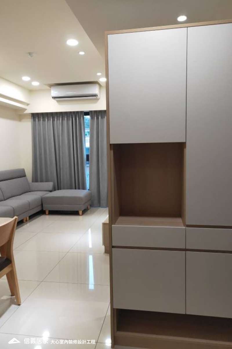 白色客廳室內裝潢設計，包括收納櫃、L型沙發裝潢圖片