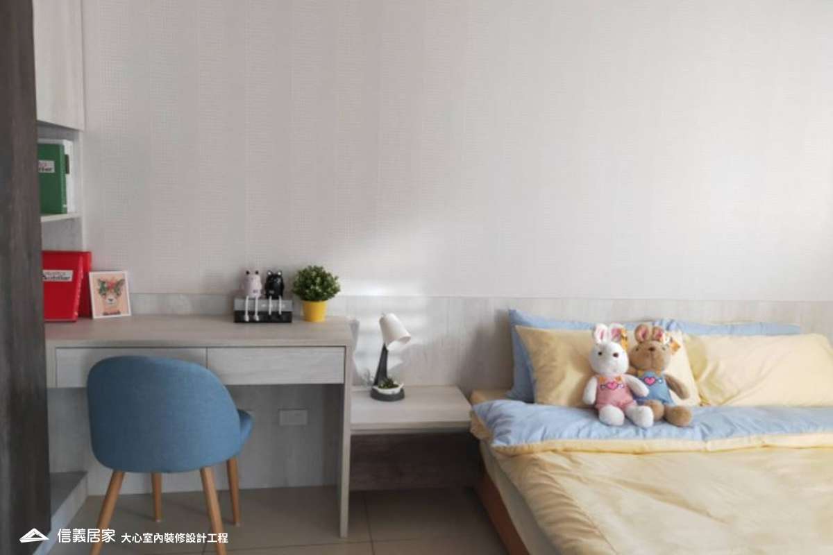 白色臥室室內裝潢設計，包括床、收納櫃、椅子、書桌裝潢圖片