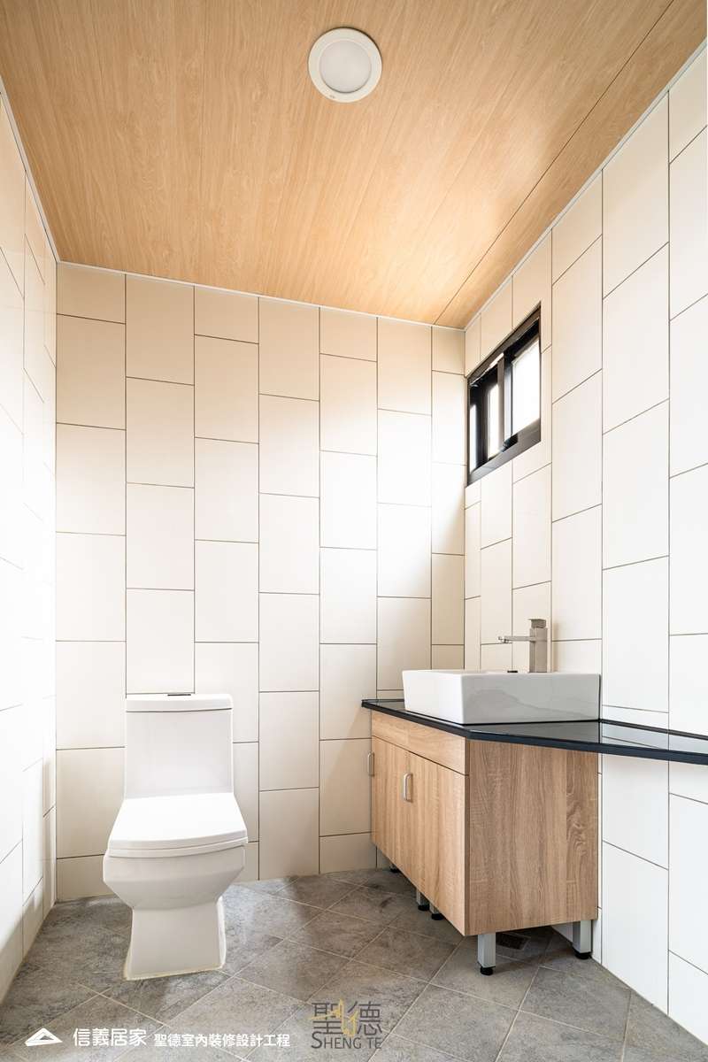 白色浴室室內裝潢設計，包括磁磚、洗手台、馬桶、置物櫃裝潢圖片