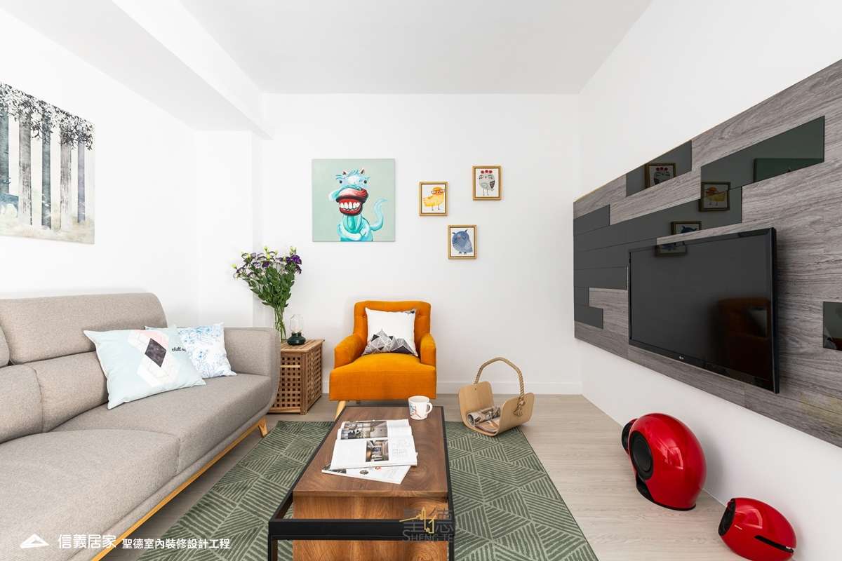 白色客廳室內裝潢設計，包括沙發、茶几、電視牆、地毯裝潢圖片
