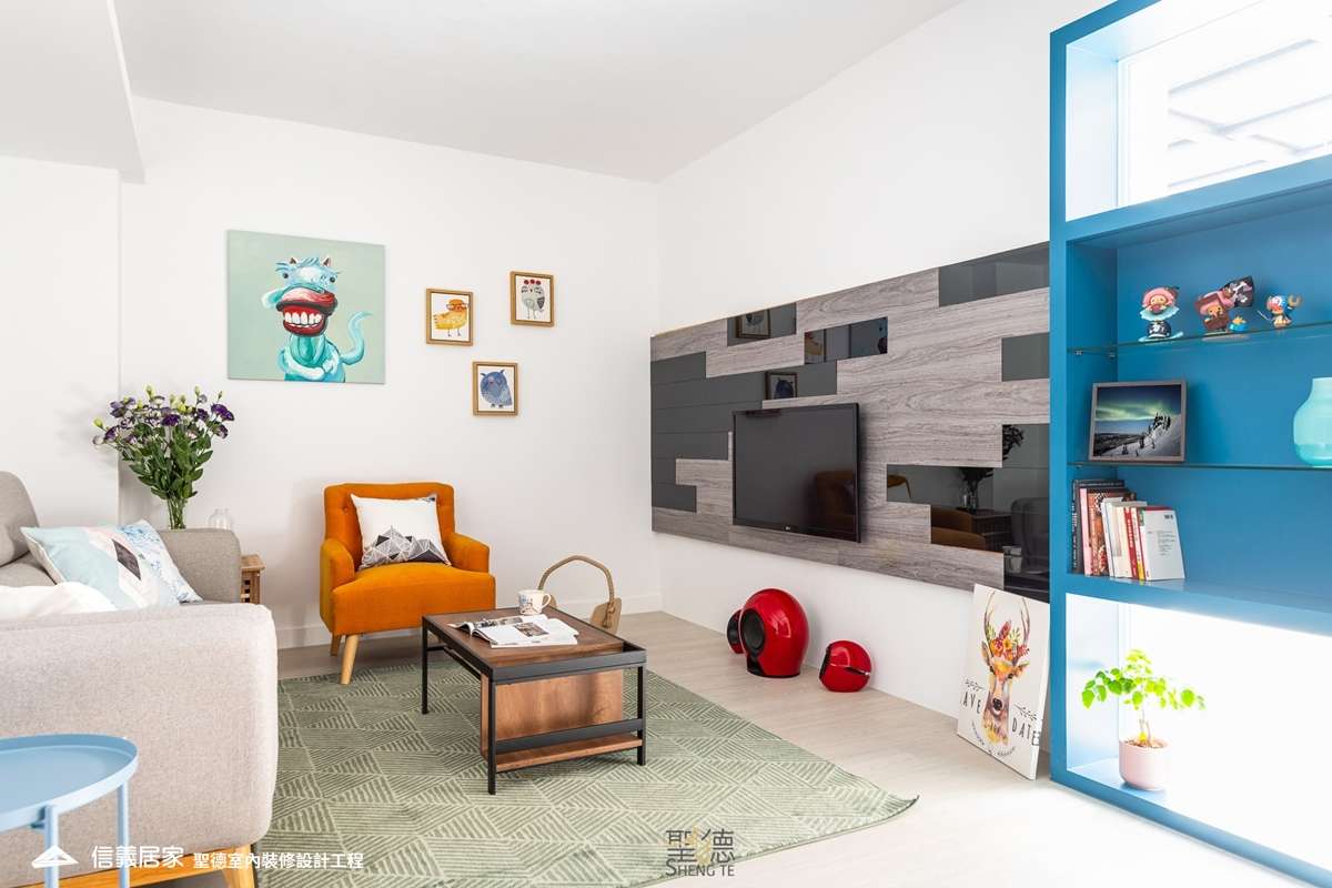 白色客廳室內裝潢設計，包括沙發、茶几、電視牆、地毯、展示櫃裝潢圖片