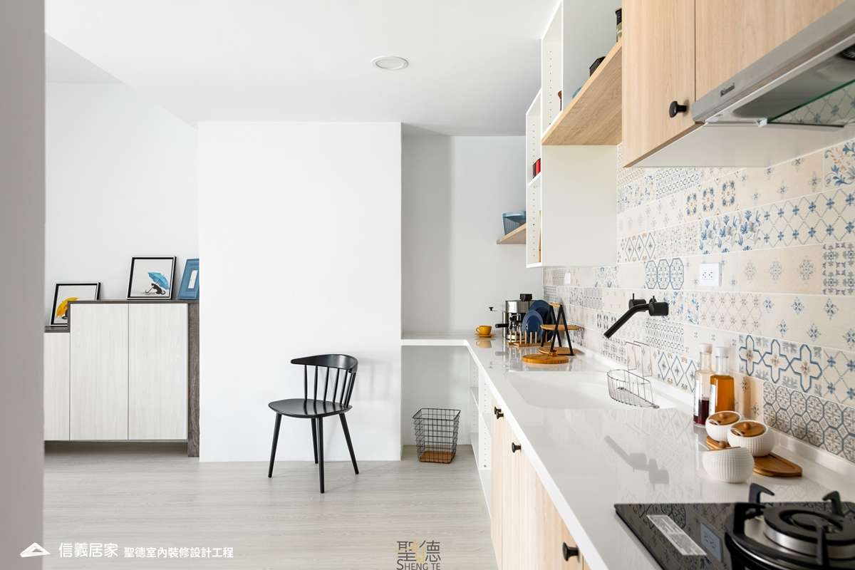 白色廚房室內裝潢設計，包括流理台、椅子、置物櫃裝潢圖片