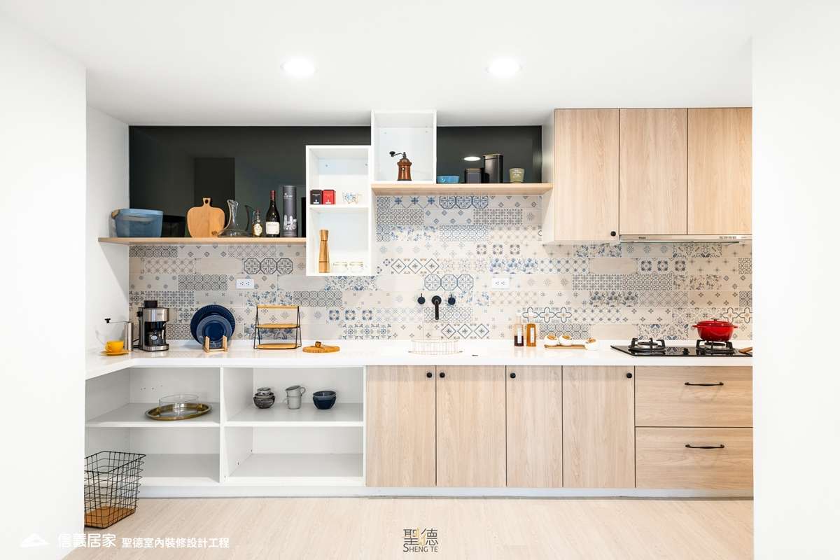 米色廚房室內裝潢設計，包括流理台、矮櫃、置物櫃裝潢圖片