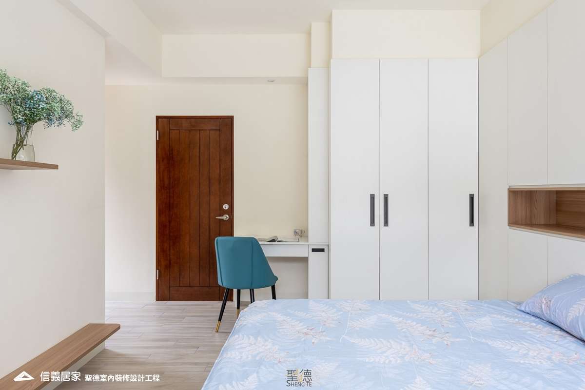 白色臥室室內裝潢設計，包括床、收納櫃、椅子、化妝台、置物櫃裝潢圖片