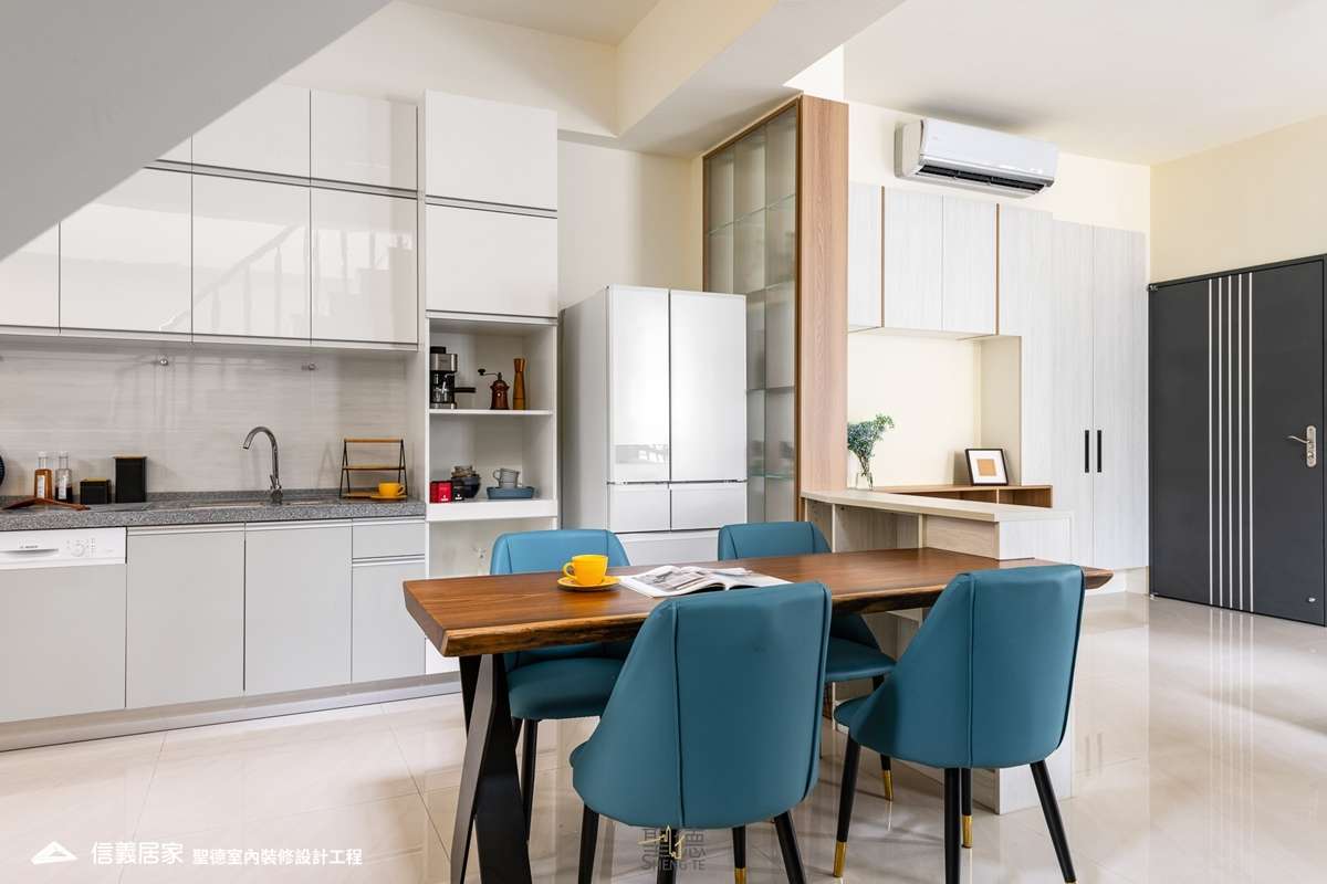 白色廚房室內裝潢設計，包括餐桌、流理台、餐椅、置物櫃裝潢圖片