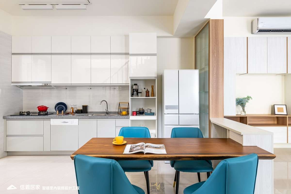 白色廚房室內裝潢設計，包括收納櫃、餐桌、流理台、餐椅、置物櫃裝潢圖片