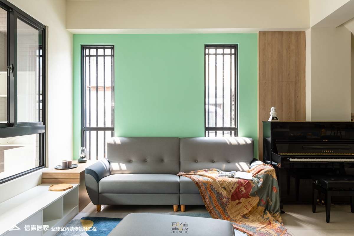 綠色客廳室內裝潢設計，包括沙發、矮櫃、鋼琴裝潢圖片