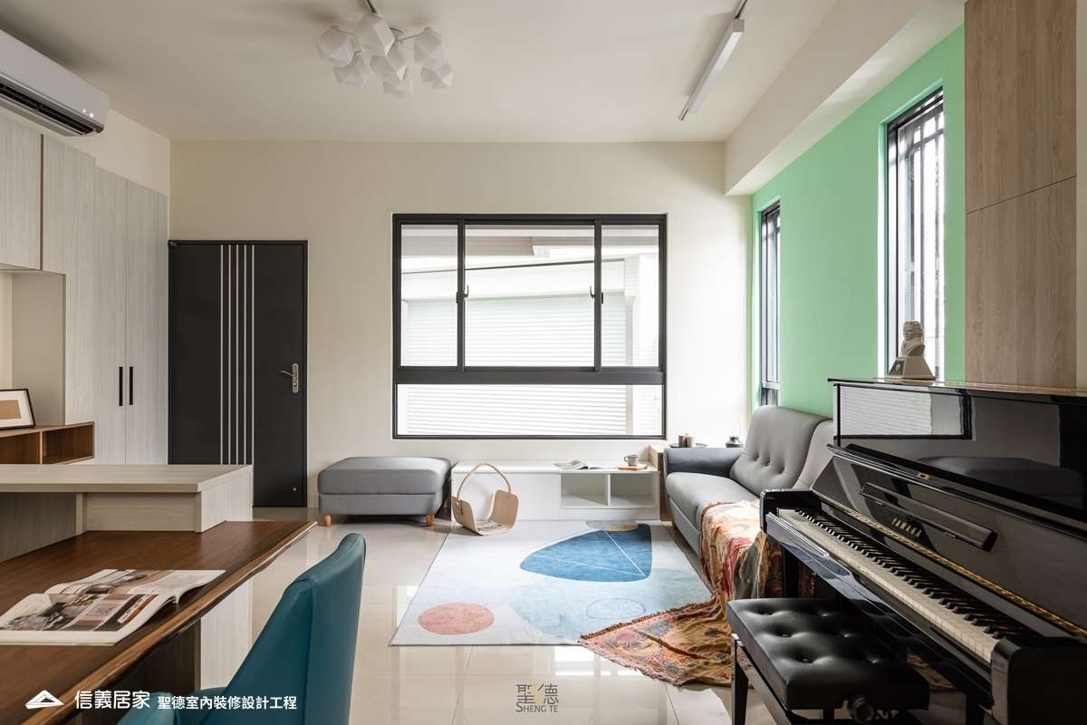 白色客廳室內裝潢設計，包括沙發、茶几、收納櫃、椅子、鋼琴裝潢圖片