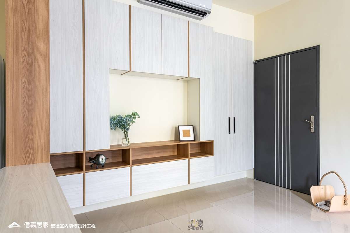 白色玄關室內裝潢設計，包括收納櫃、矮櫃、展示櫃裝潢圖片