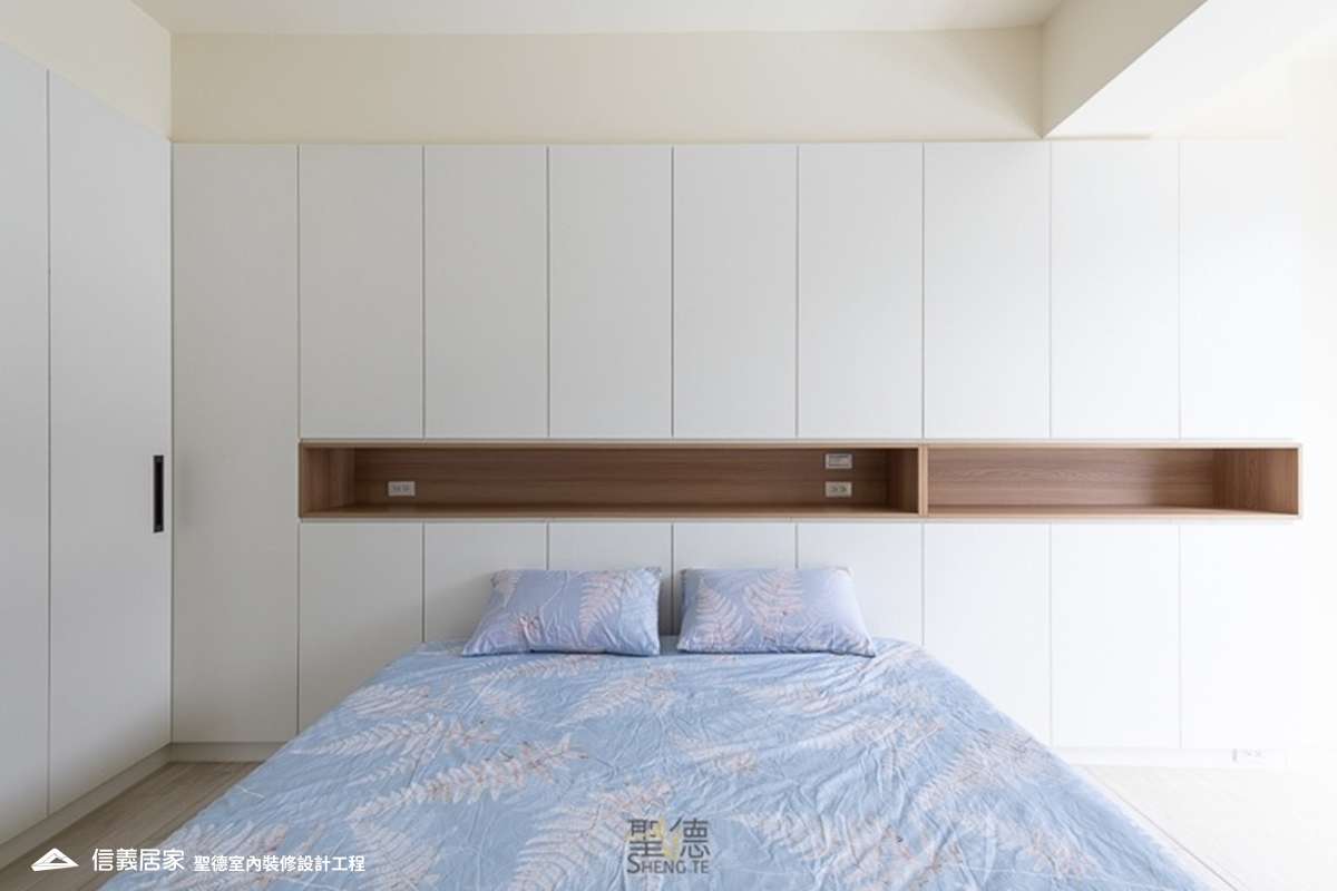 白色臥室室內裝潢設計，包括床、收納櫃、置物櫃裝潢圖片