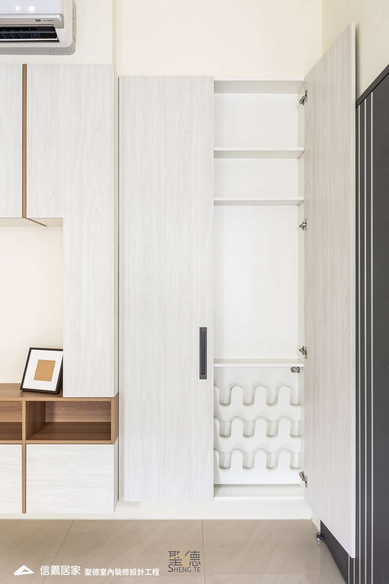 白色玄關室內裝潢設計，包括收納櫃、矮櫃裝潢圖片
