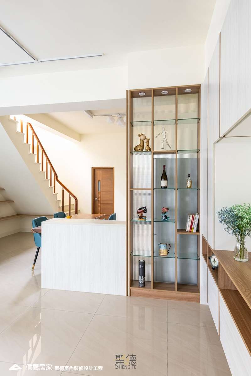白色樓梯室內裝潢設計，包括收納櫃、椅子、展示櫃、樓梯裝潢圖片