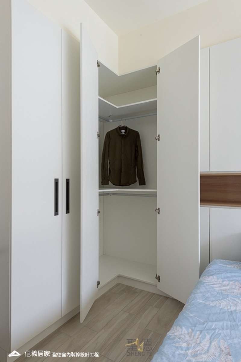 白色臥室室內裝潢設計，包括收納櫃、置物櫃裝潢圖片