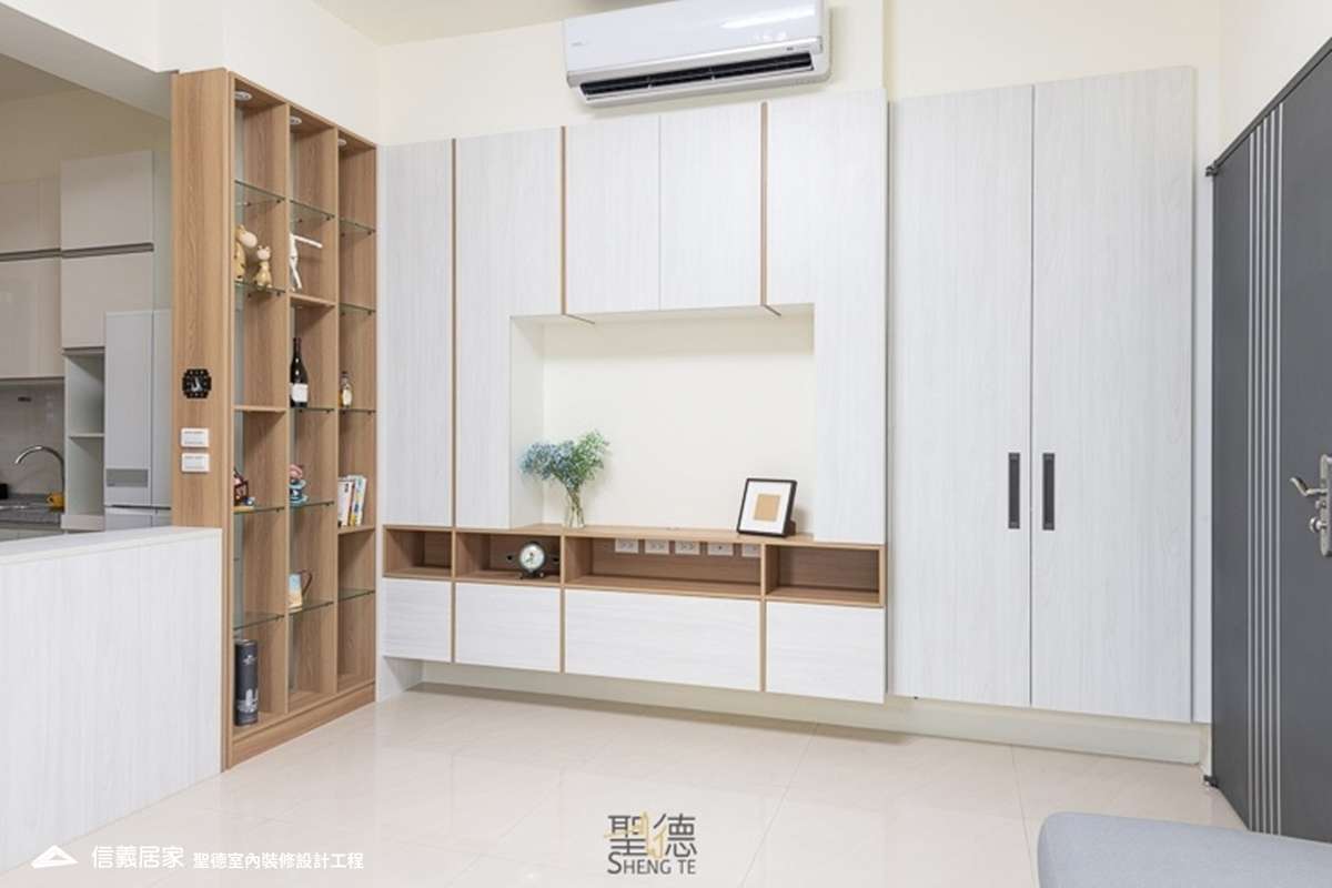 白色玄關室內裝潢設計，包括收納櫃、展示櫃、置物櫃裝潢圖片