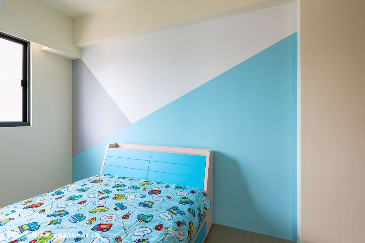 藍色臥室室內裝潢設計，包括床、床頭主牆裝潢圖片